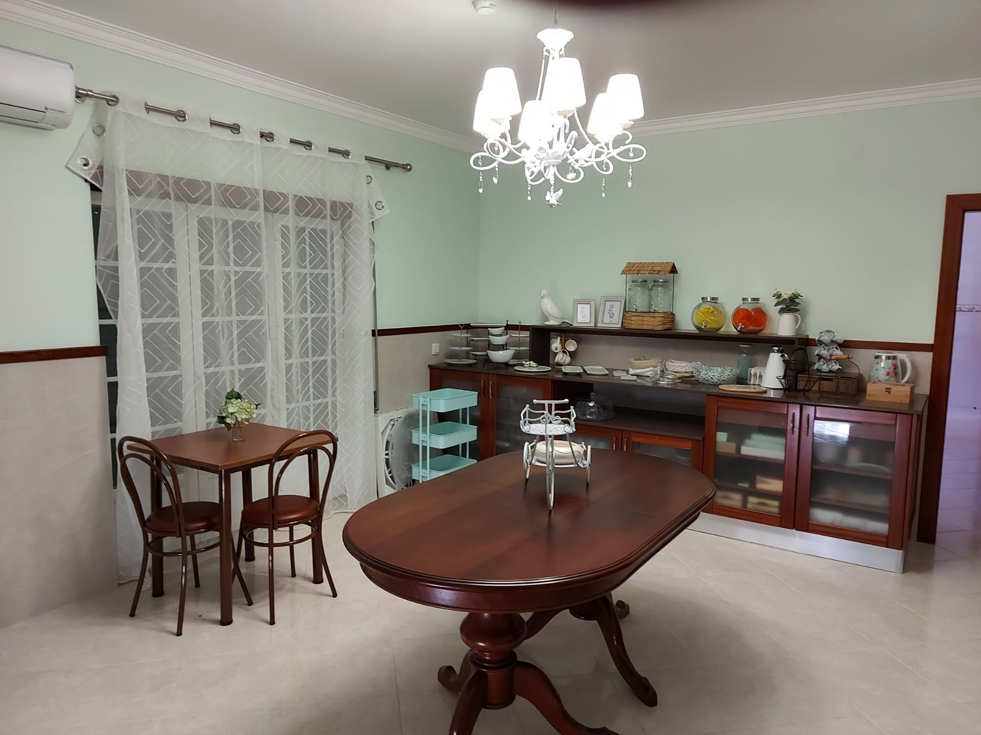 Breakfast room with green walls