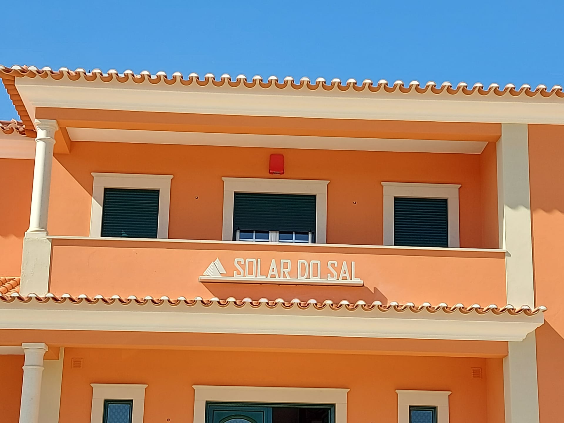 Terracotta facade of Solar do Sal boutique hotel in Marinhas do Sal, Rio Maior