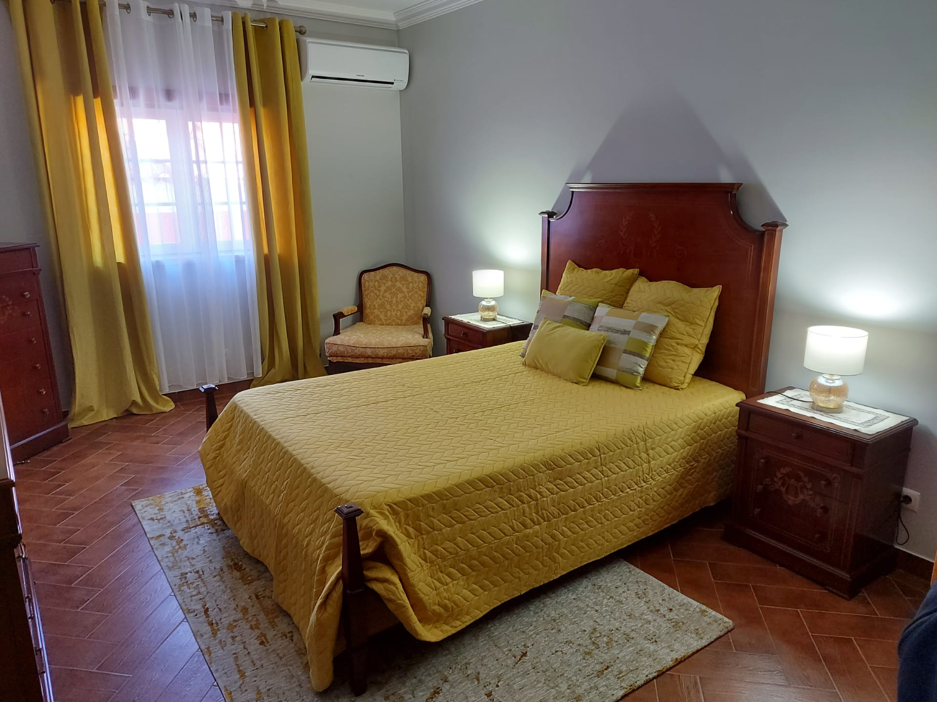 Double room with king bed and air conditioning at Solar do Sal, near Salinas de Rio Maior